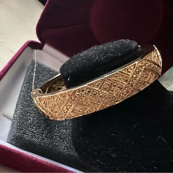 Camrose and Kross gold toned bangle - Picture 7 of 10